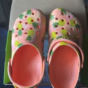 Women’s size 7 Classic retro resort Crocs
